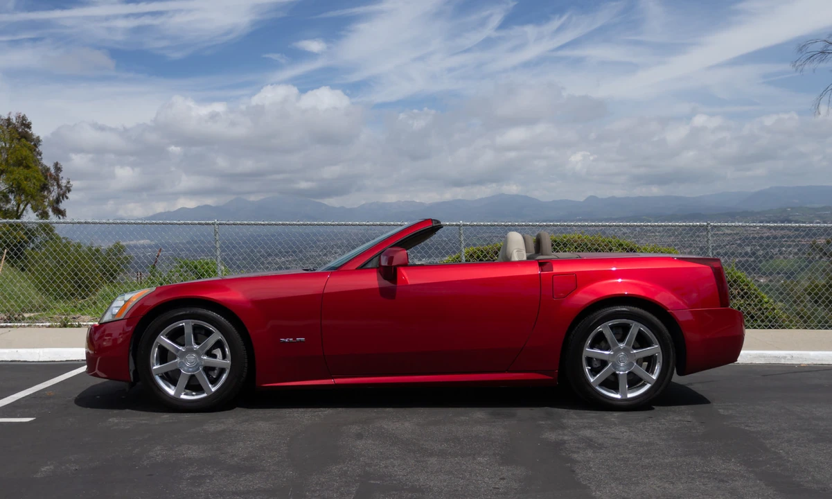 2005 Cadillac XLR - Image 14 of 31