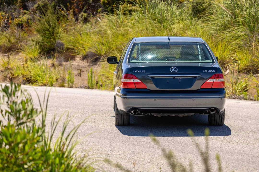 2005 Lexus LS 3rd Gen - Image 10 of 31