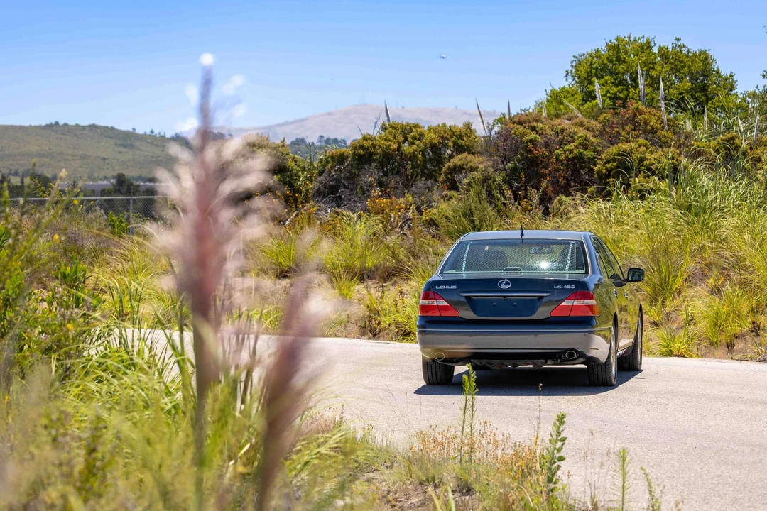 2005 Lexus LS 3rd Gen - Image 11 of 31