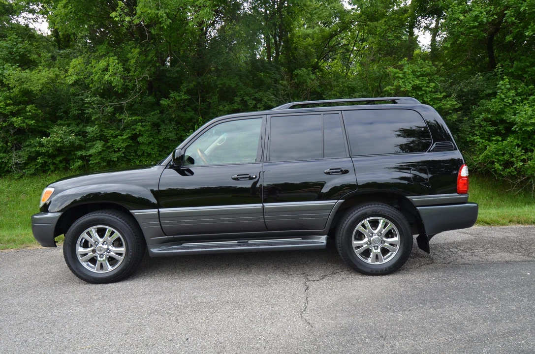 2005 Lexus LX 2nd Gen - Image 25 of 31