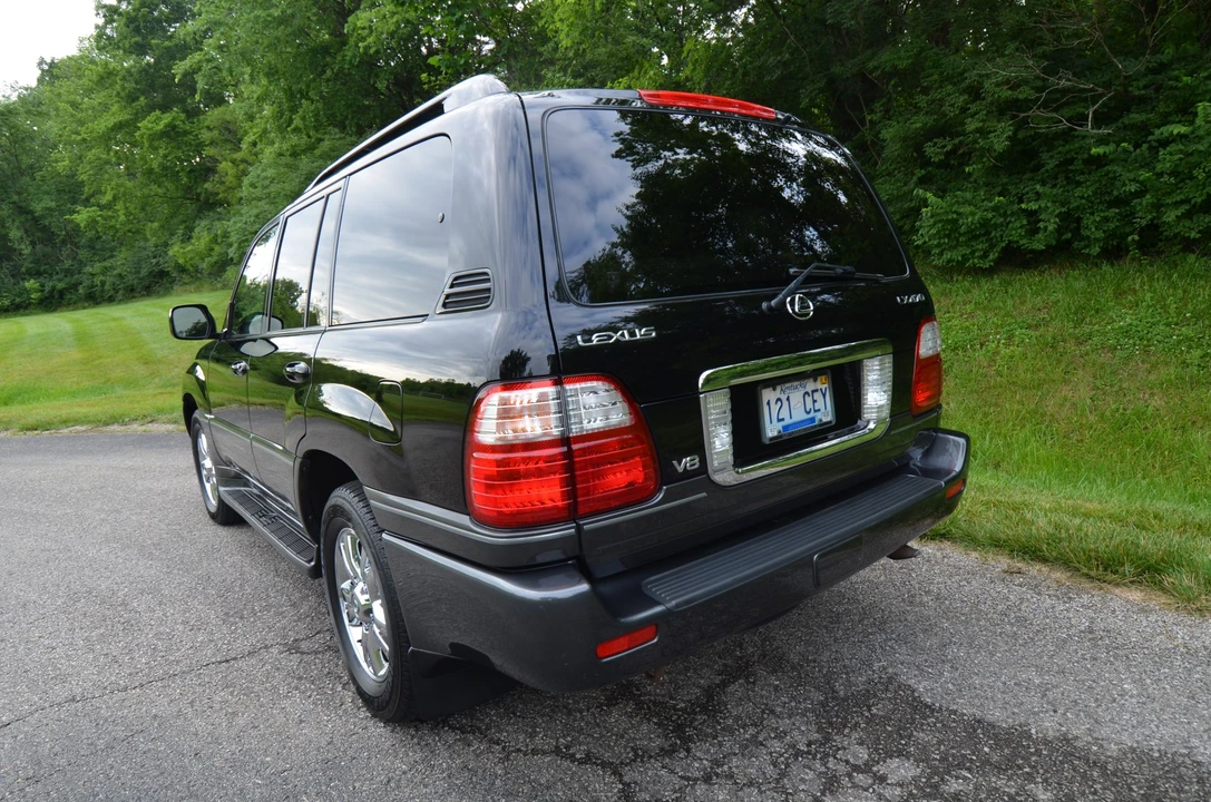 2005 Lexus LX 2nd Gen - Image 27 of 31