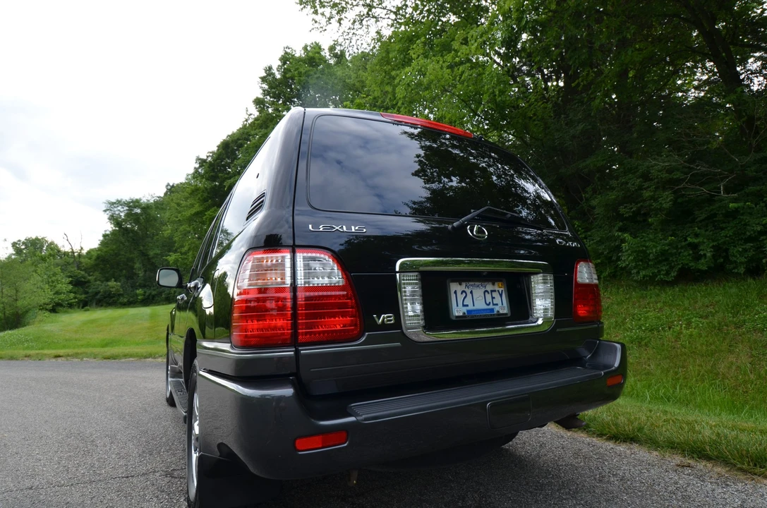 2005 Lexus LX 2nd Gen - Image 28 of 31