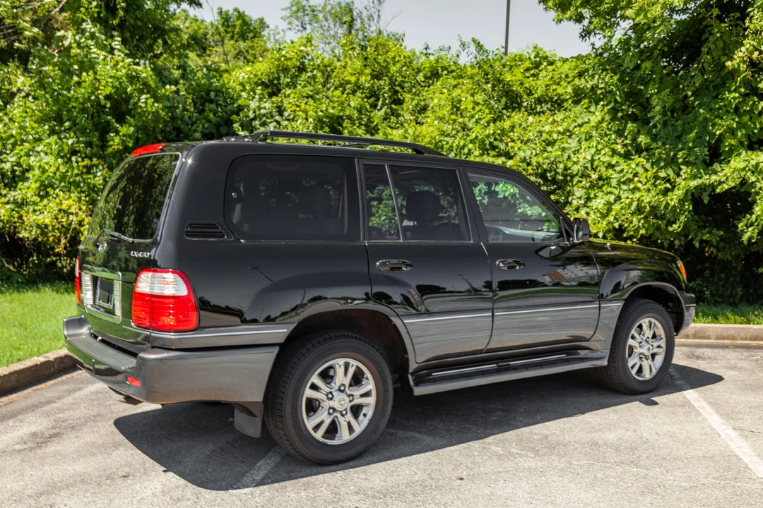 2005 Lexus LX 2nd Gen - Image 11 of 31
