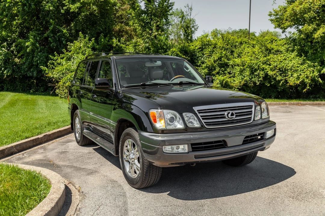 2005 Lexus LX 2nd Gen - Image 17 of 31
