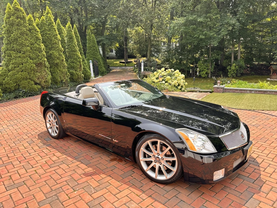 2006 Cadillac XLR-V - Image 2 of 31