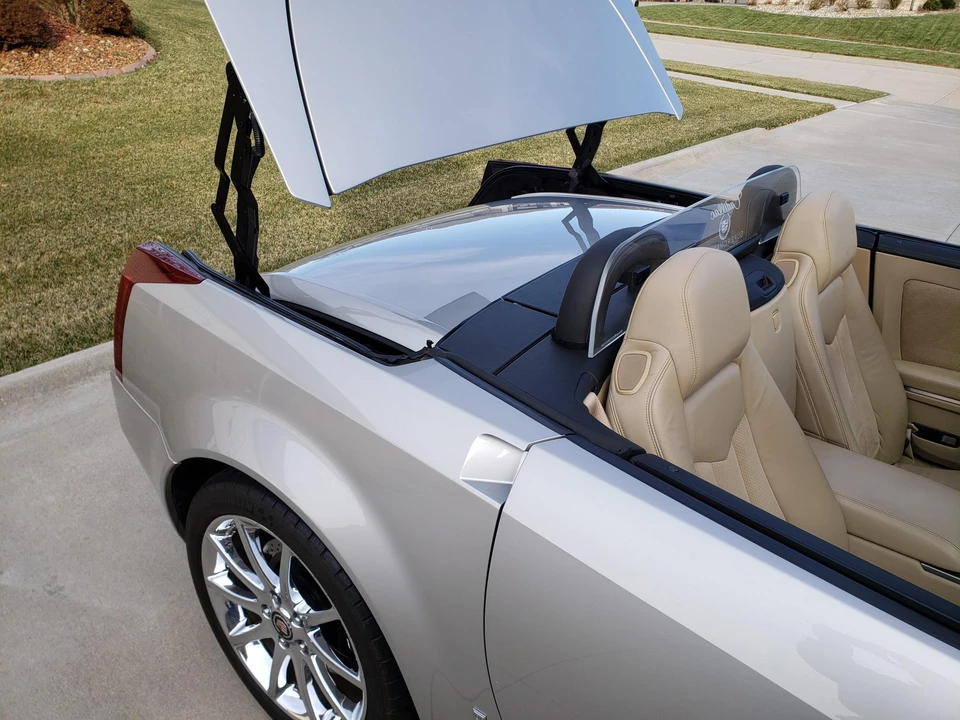 2007 Cadillac XLR-V - Image 28 of 31