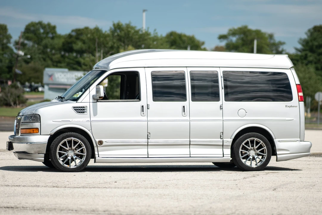 2011 GMC Savana - Image 11 of 31