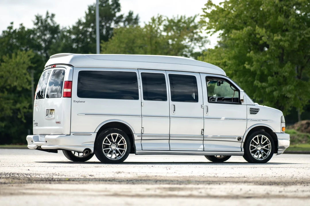 2011 GMC Savana - Image 24 of 31
