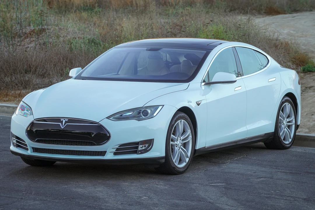 2013 Tesla Model S - Image 2 of 31