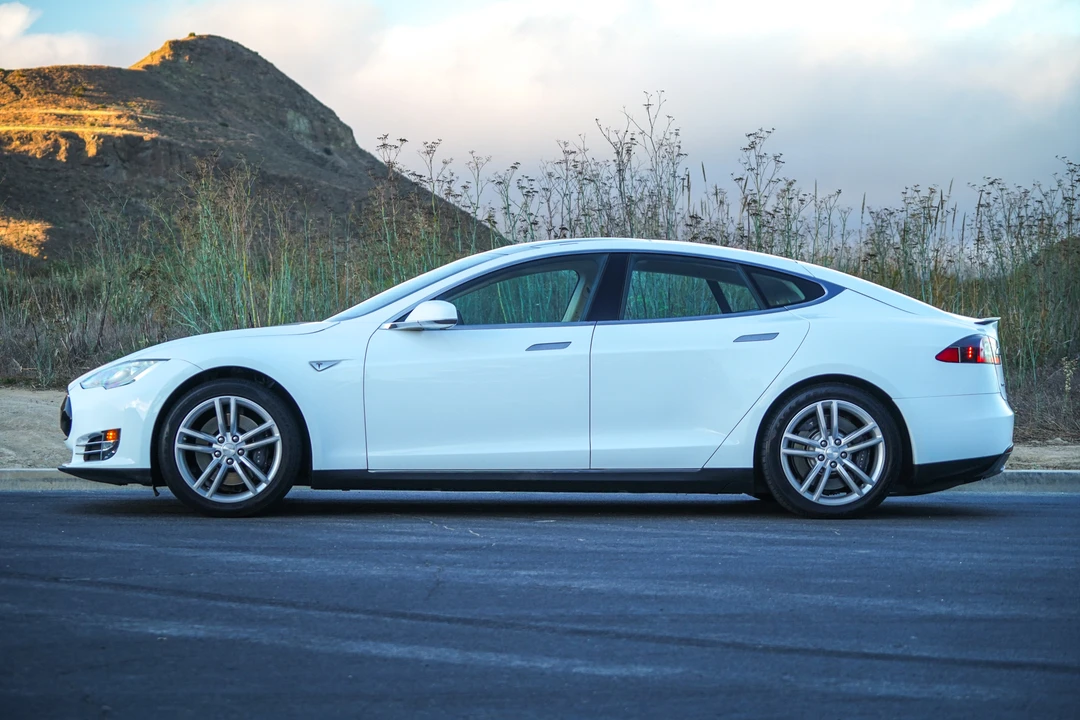 2013 Tesla Model S - Image 24 of 31