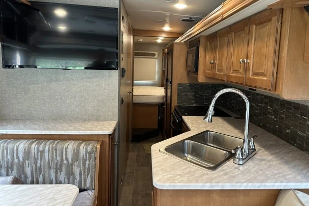 2019 Winnebago - Image 6 of 10