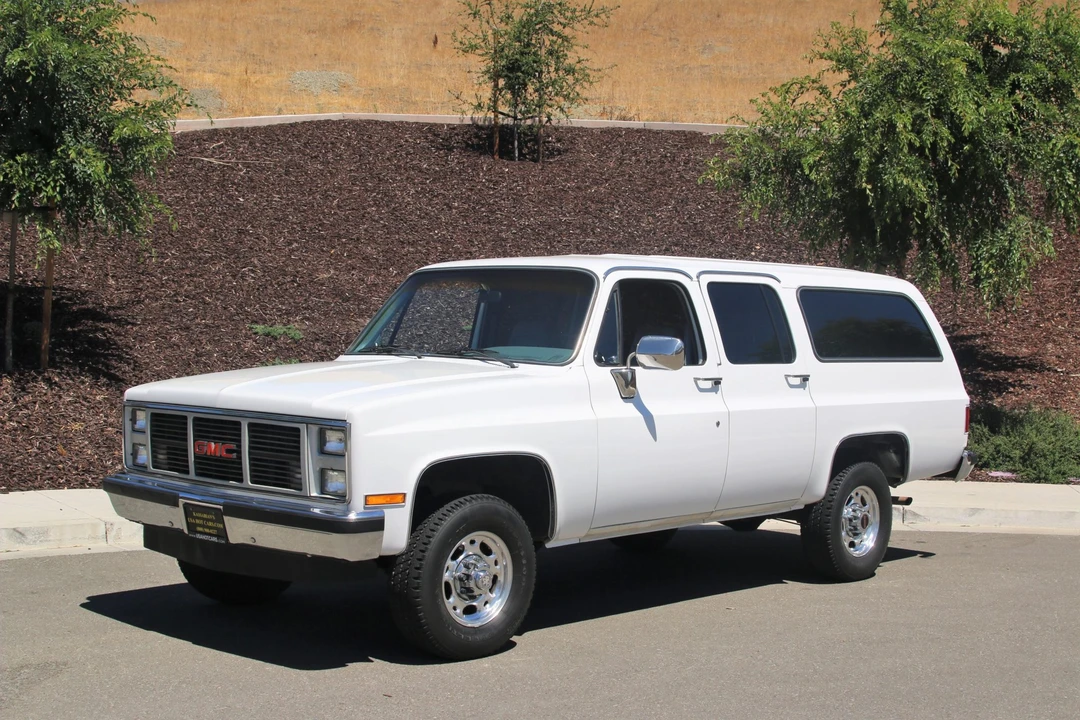 1985 GMC Suburban 7th Gen - Image 2 of 31