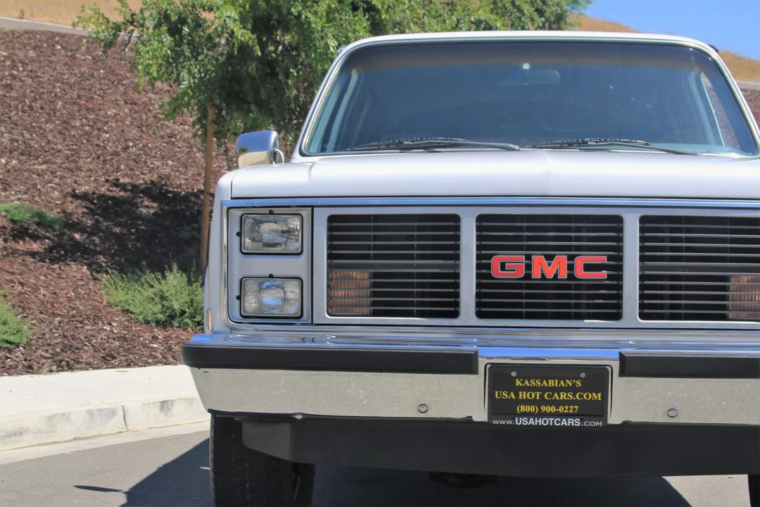 1985 GMC Suburban 7th Gen - Image 25 of 31