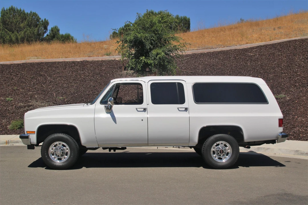 1985 GMC Suburban 7th Gen - Image 13 of 31
