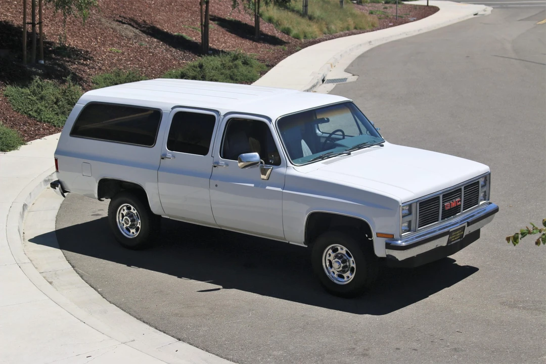 1985 GMC Suburban 7th Gen - Image 10 of 31
