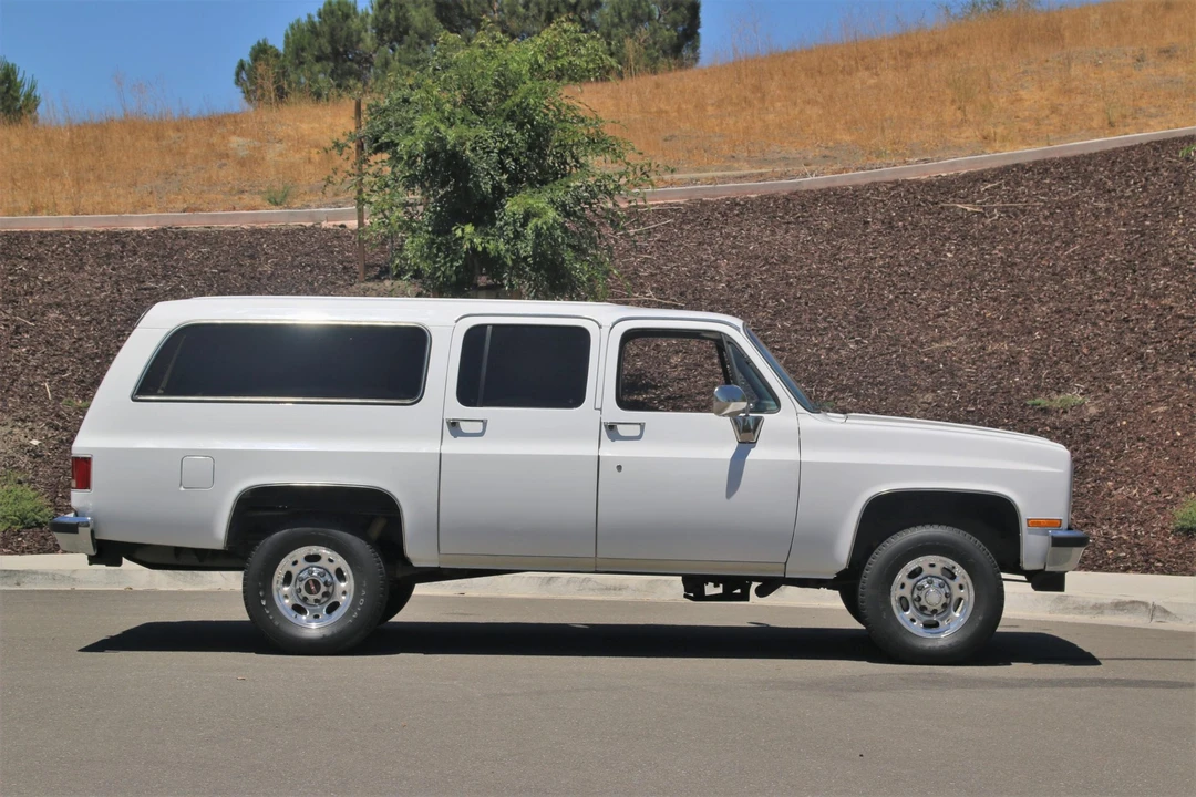 1985 GMC Suburban 7th Gen - Image 6 of 31