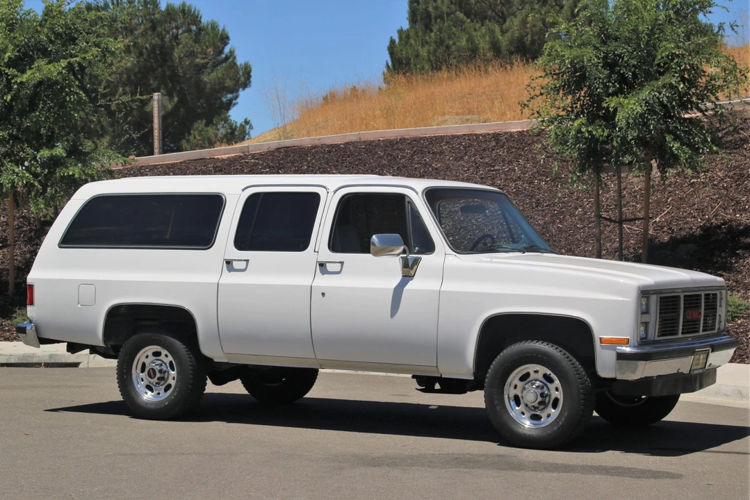 1985 GMC Suburban 7th Gen - Image 7 of 31
