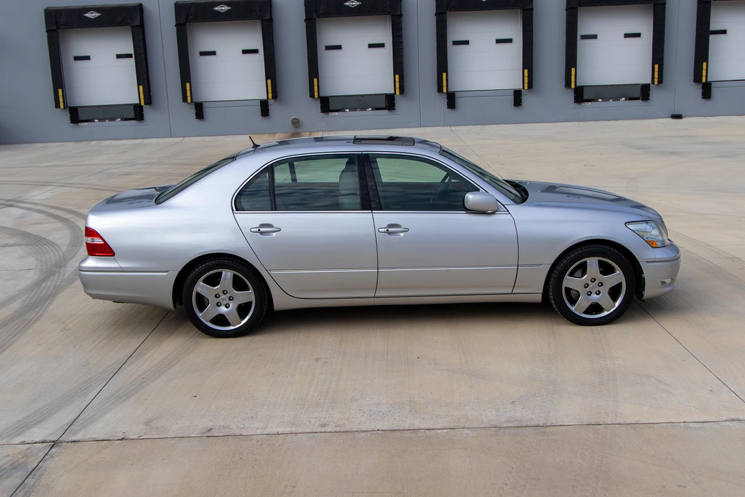 2005 Lexus LS 3rd Gen - Image 18 of 31