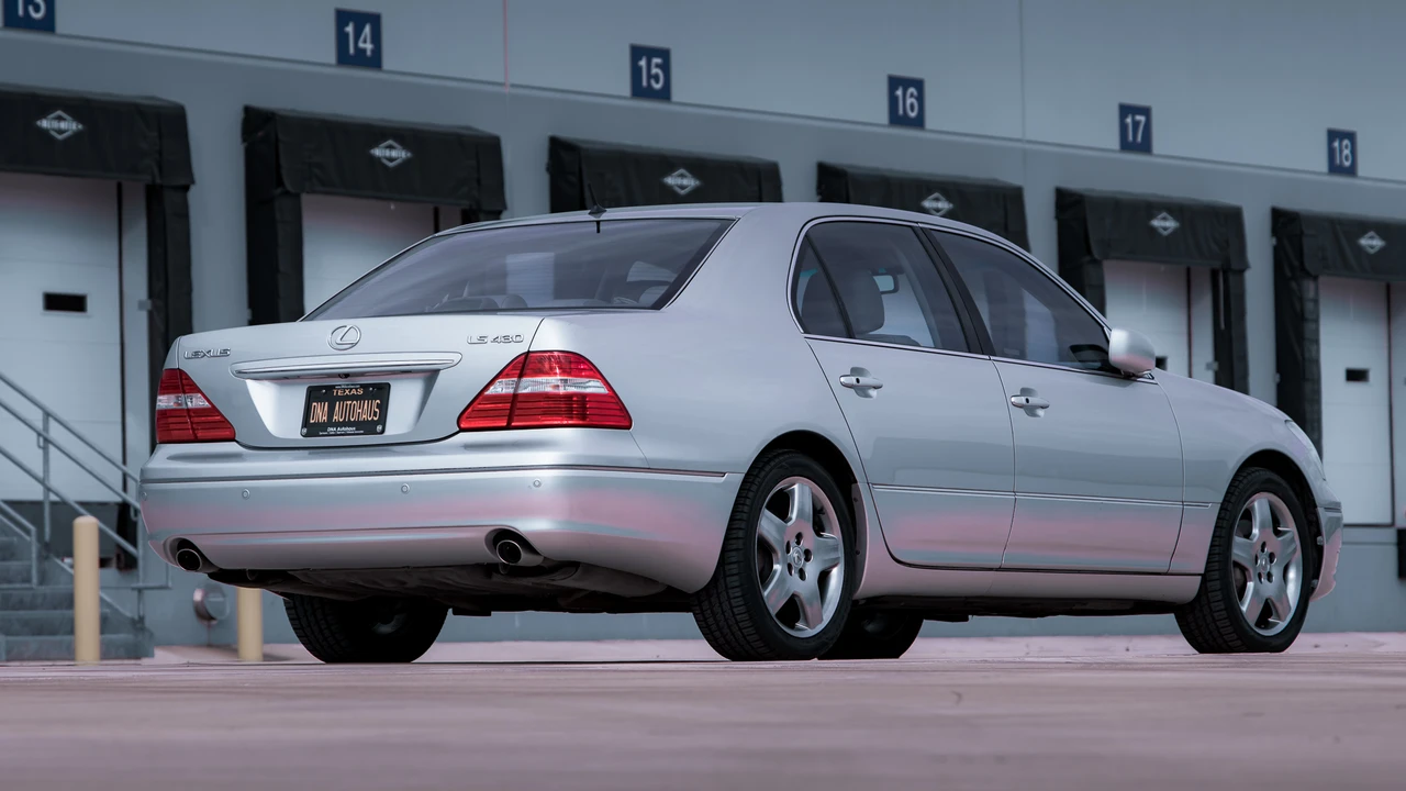 2005 Lexus LS 3rd Gen - Image 20 of 31
