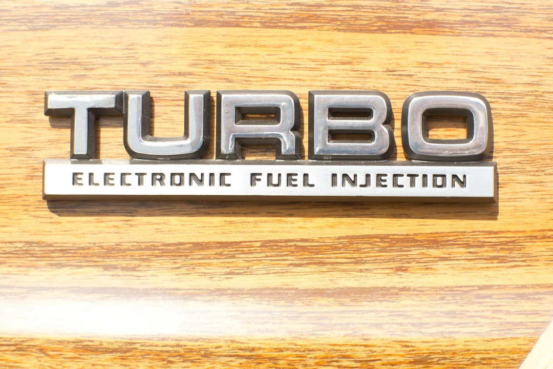 1986 Chrysler LeBaron - Image 28 of 31