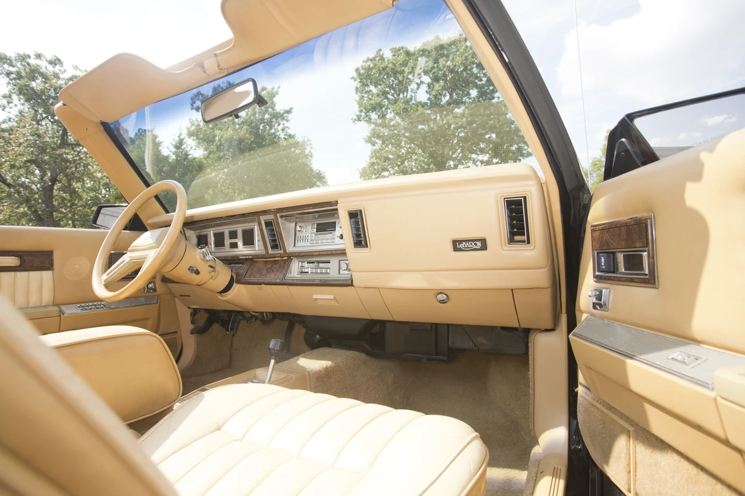 1986 Chrysler LeBaron - Image 17 of 31