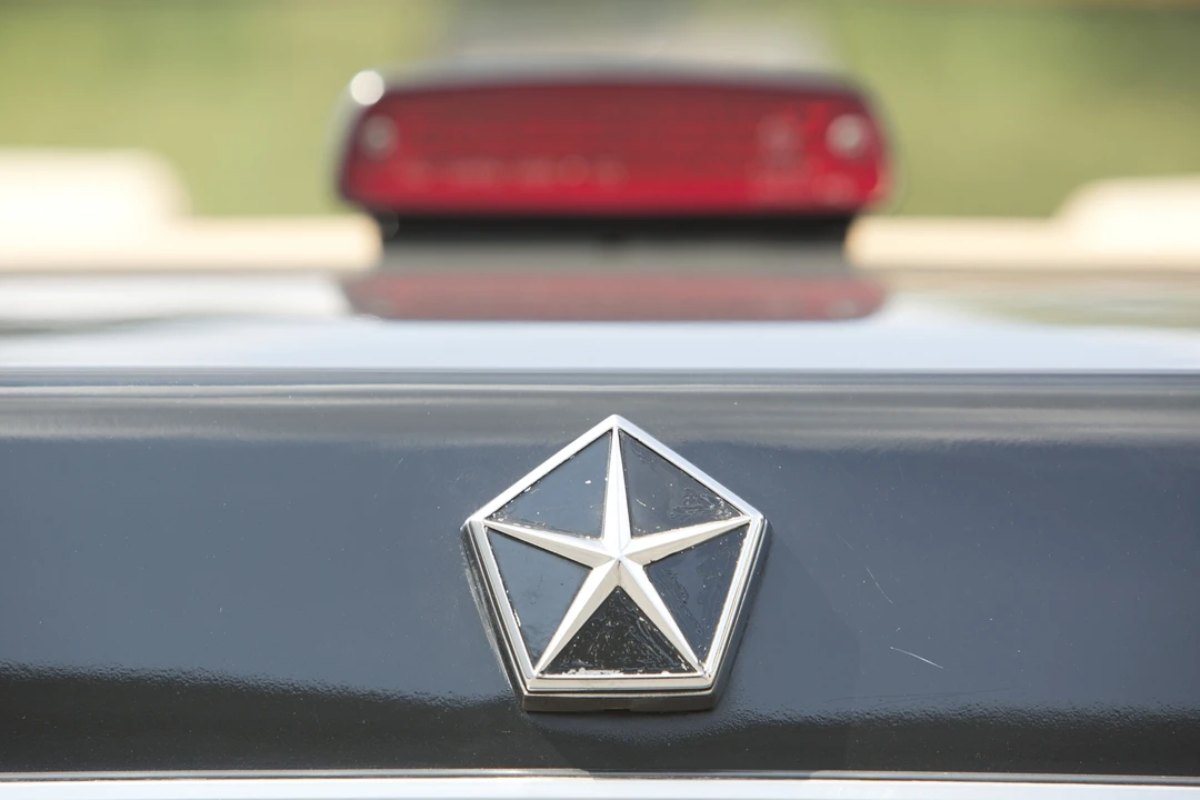 1986 Chrysler LeBaron - Image 26 of 31
