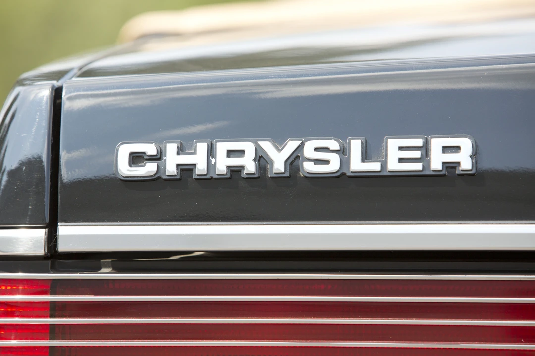 1986 Chrysler LeBaron - Image 27 of 31