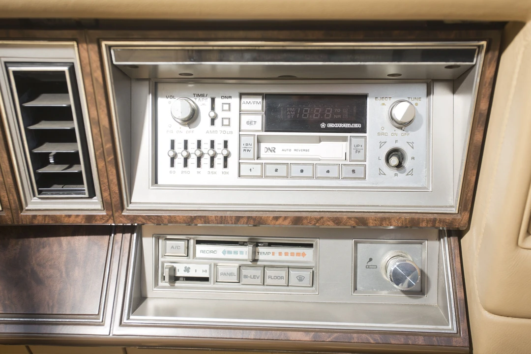 1986 Chrysler LeBaron - Image 16 of 31