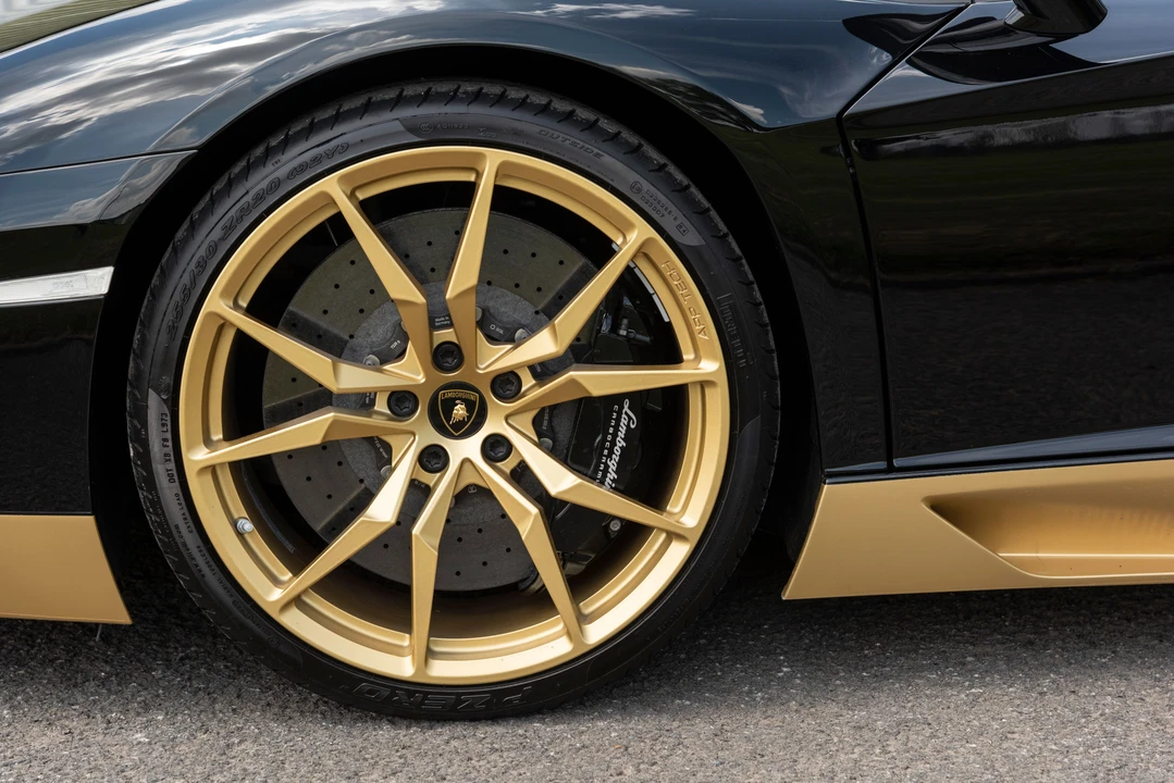 2016 Lamborghini Aventador LP700-4 - Image 23 of 31