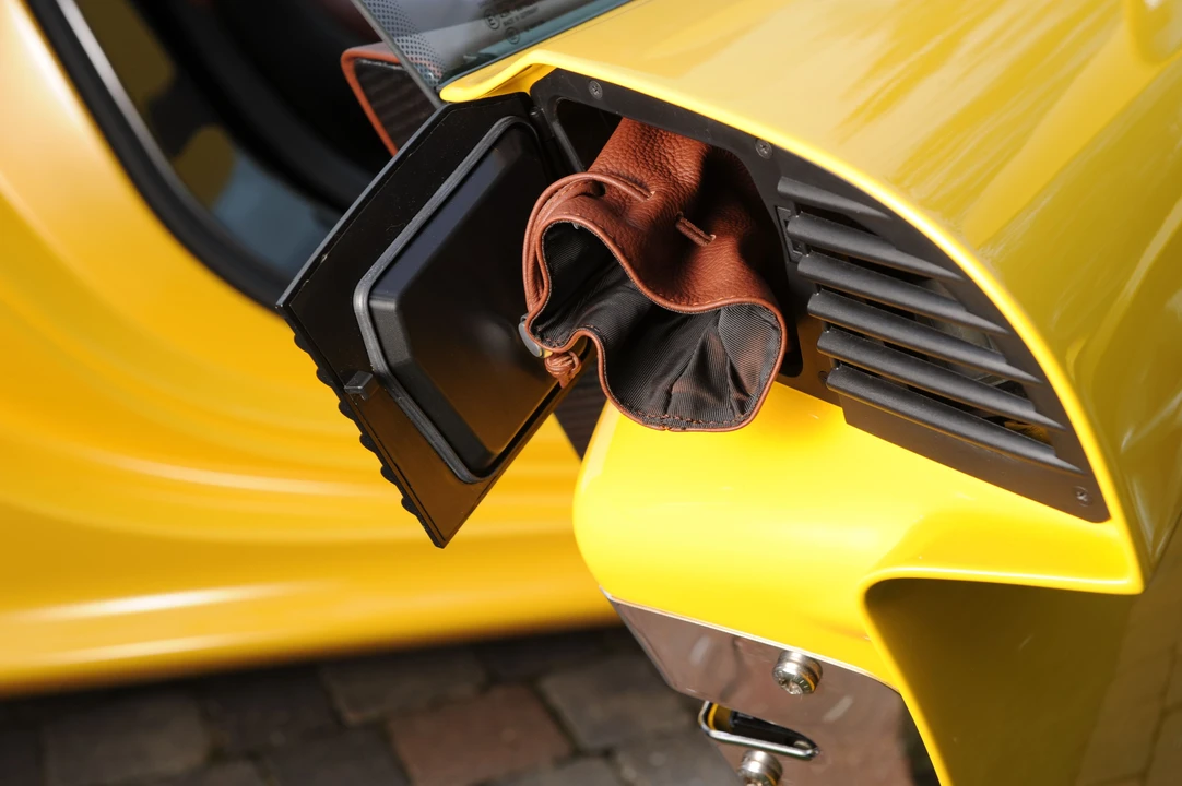 2005 Porsche Carrera GT - Image 14 of 31
