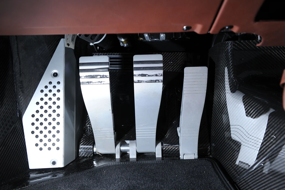 2005 Porsche Carrera GT - Image 17 of 31