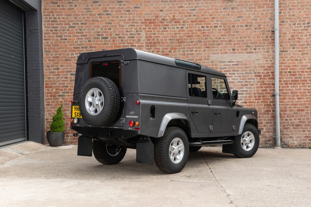 2016 Land Rover Defender 110 - Image 16 of 31