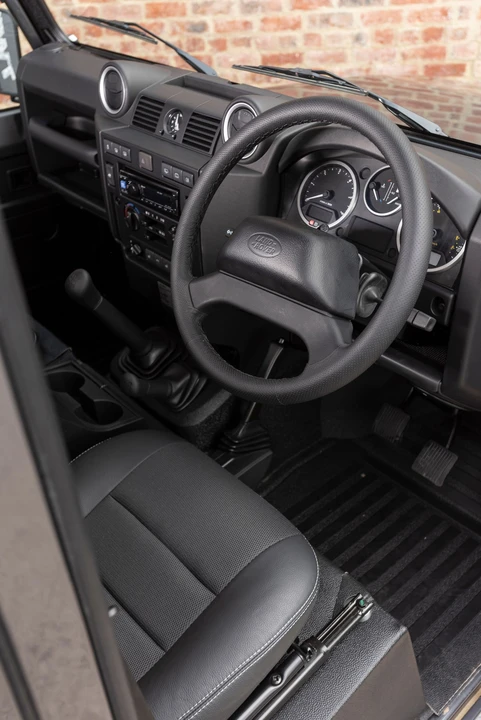 2016 Land Rover Defender 110 - Image 23 of 31