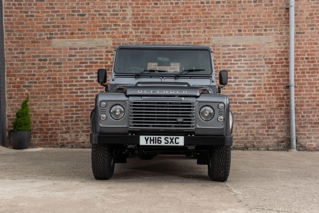 2016 Land Rover Defender 110 - Image 9 of 31