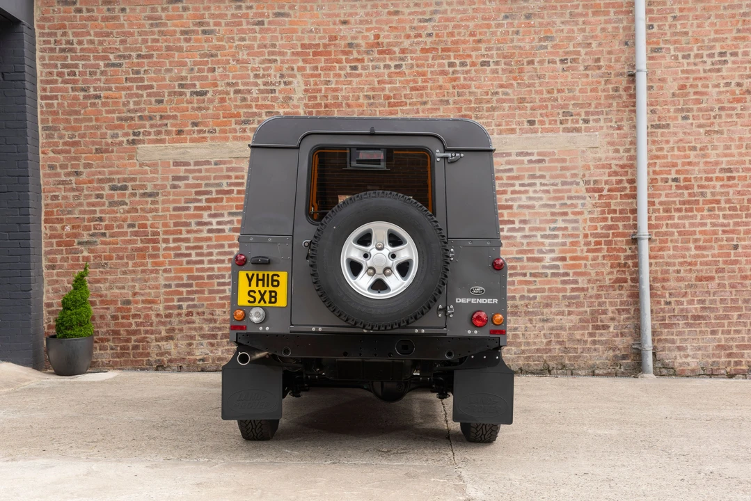 2016 Land Rover Defender 110 - Image 18 of 31