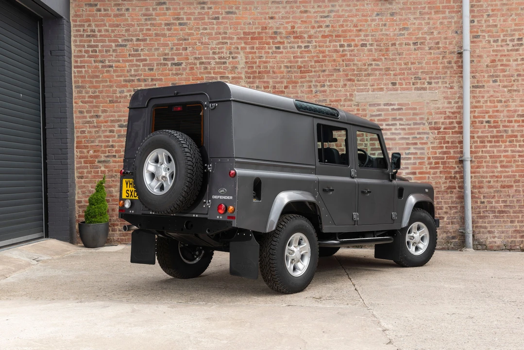 2016 Land Rover Defender 110 - Image 6 of 31