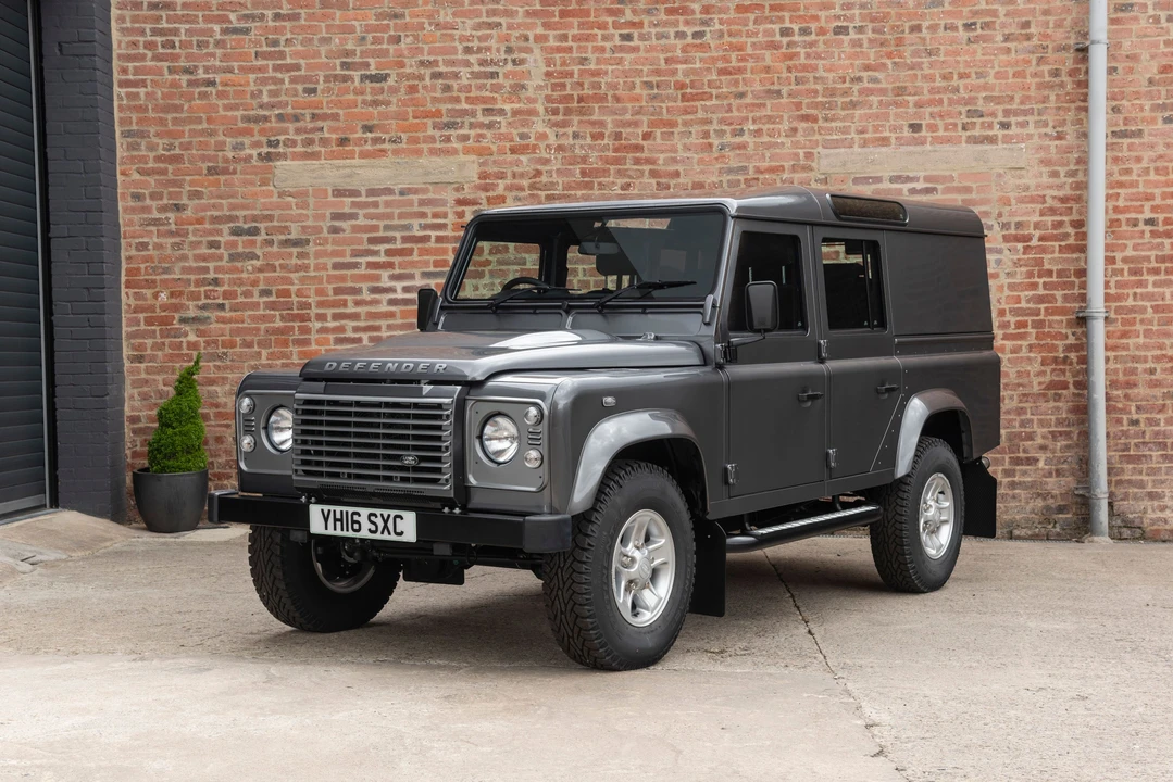 2016 Land Rover Defender 110 - Image 13 of 31