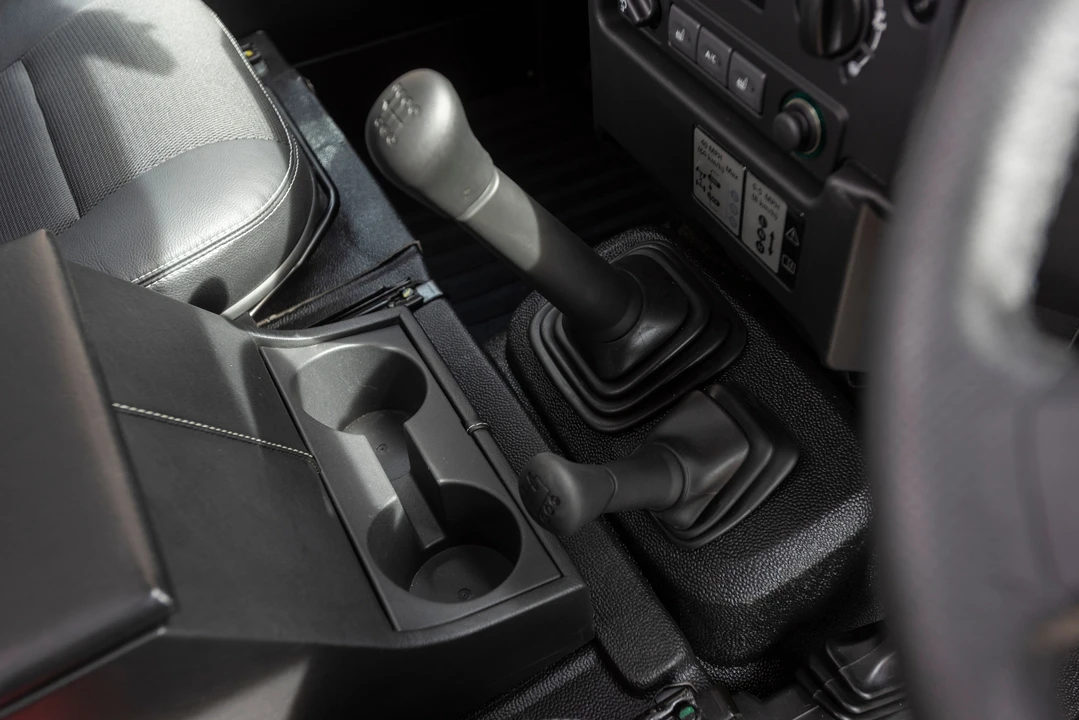 2016 Land Rover Defender 110 - Image 25 of 31