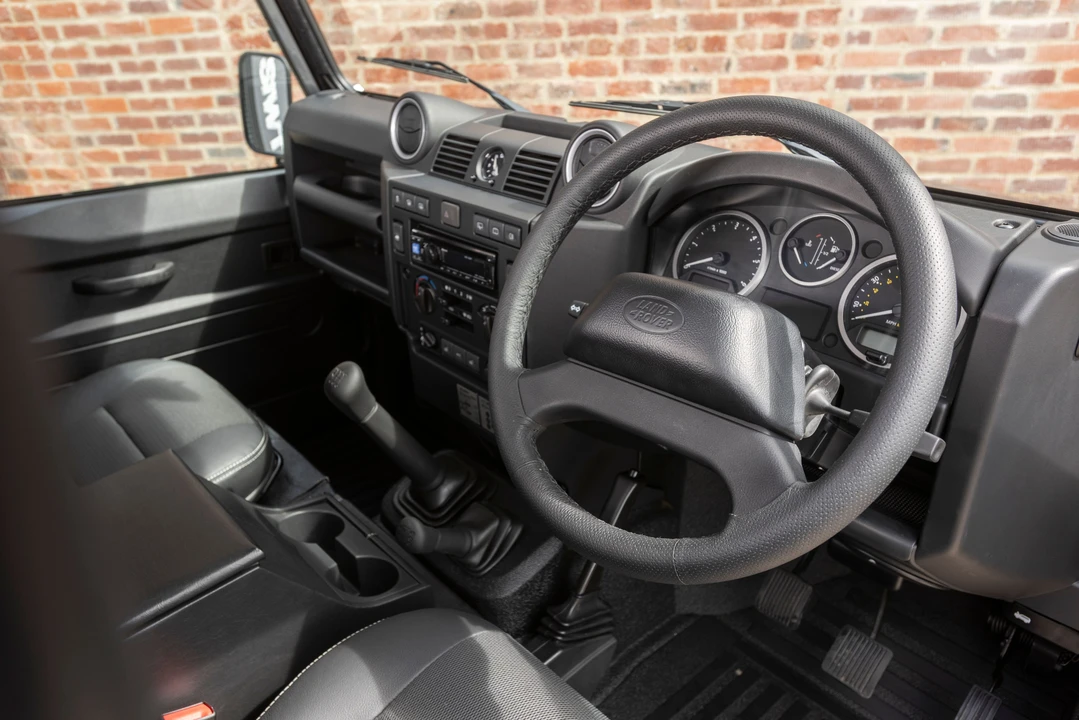 2016 Land Rover Defender 110 - Image 29 of 31