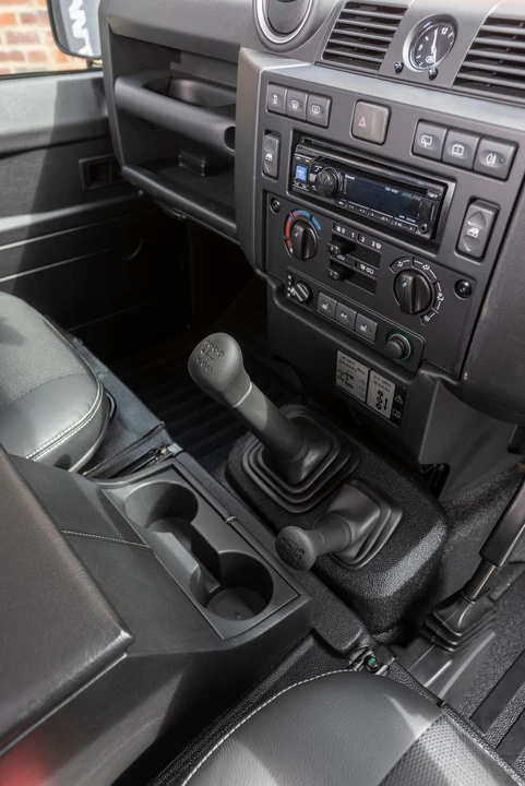 2016 Land Rover Defender 110 - Image 27 of 31