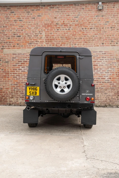 2016 Land Rover Defender 110 - Image 17 of 31