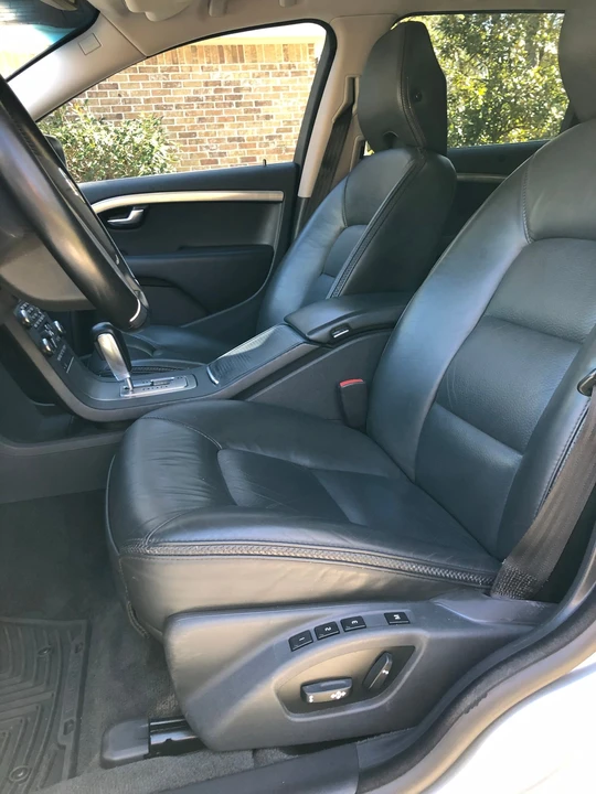 2010 Volvo XC70 3rd Gen - Image 9 of 11