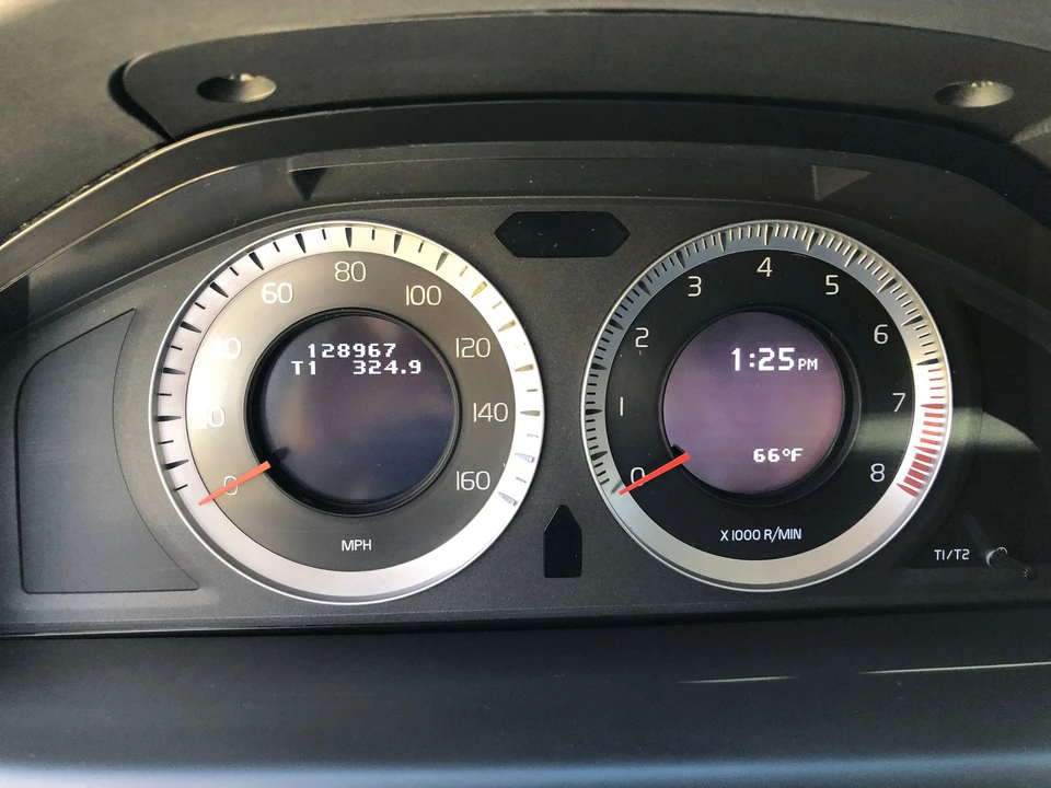 2010 Volvo XC70 3rd Gen - Image 6 of 11