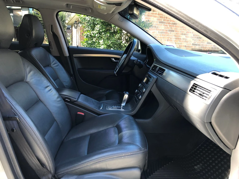 2010 Volvo XC70 3rd Gen - Image 10 of 11