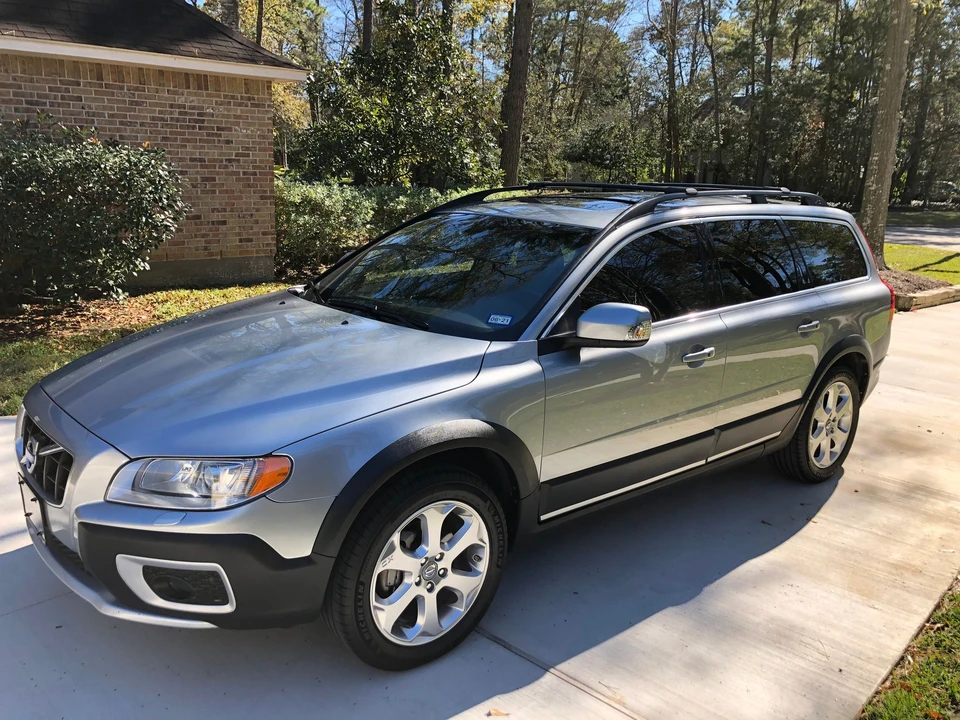2010 Volvo XC70 3rd Gen - Image 3 of 11