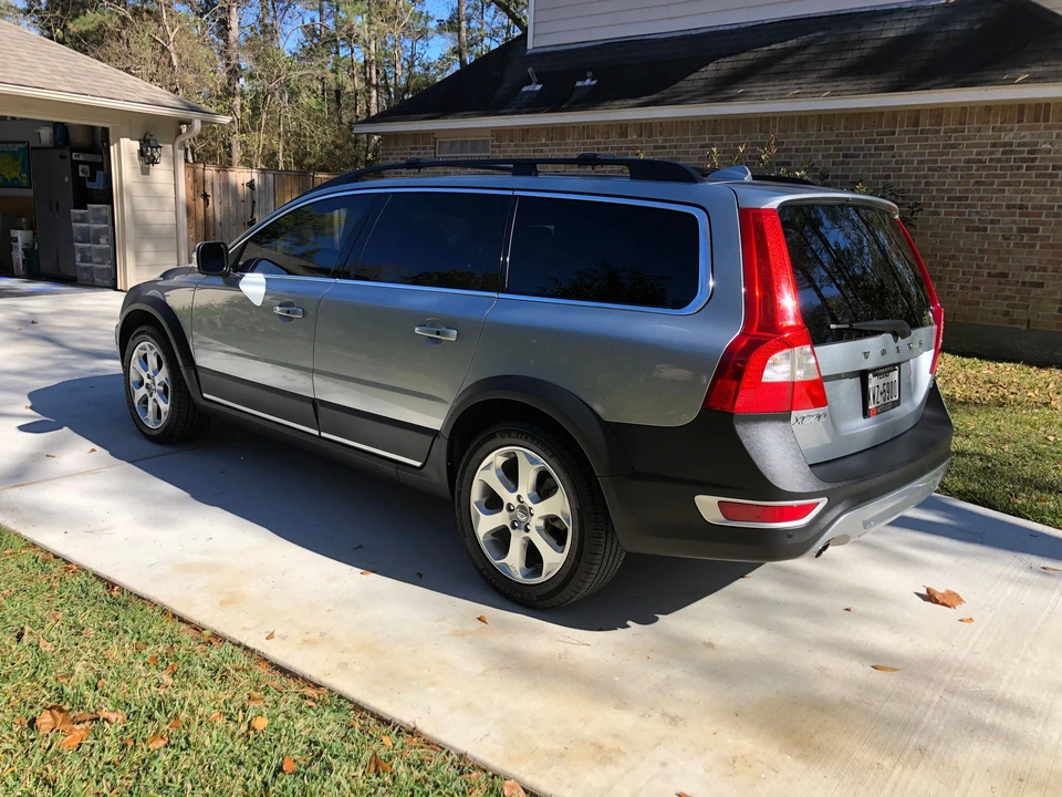 2010 Volvo XC70 3rd Gen - Image 2 of 11