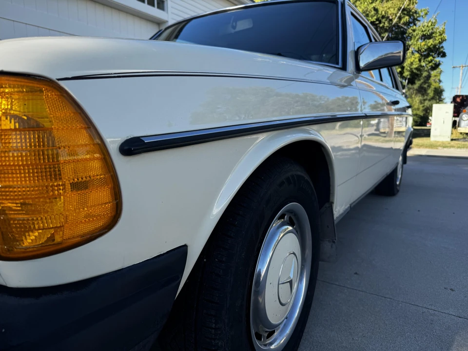 1981 Mercedes-Benz W123 Sedan - Image 18 of 31