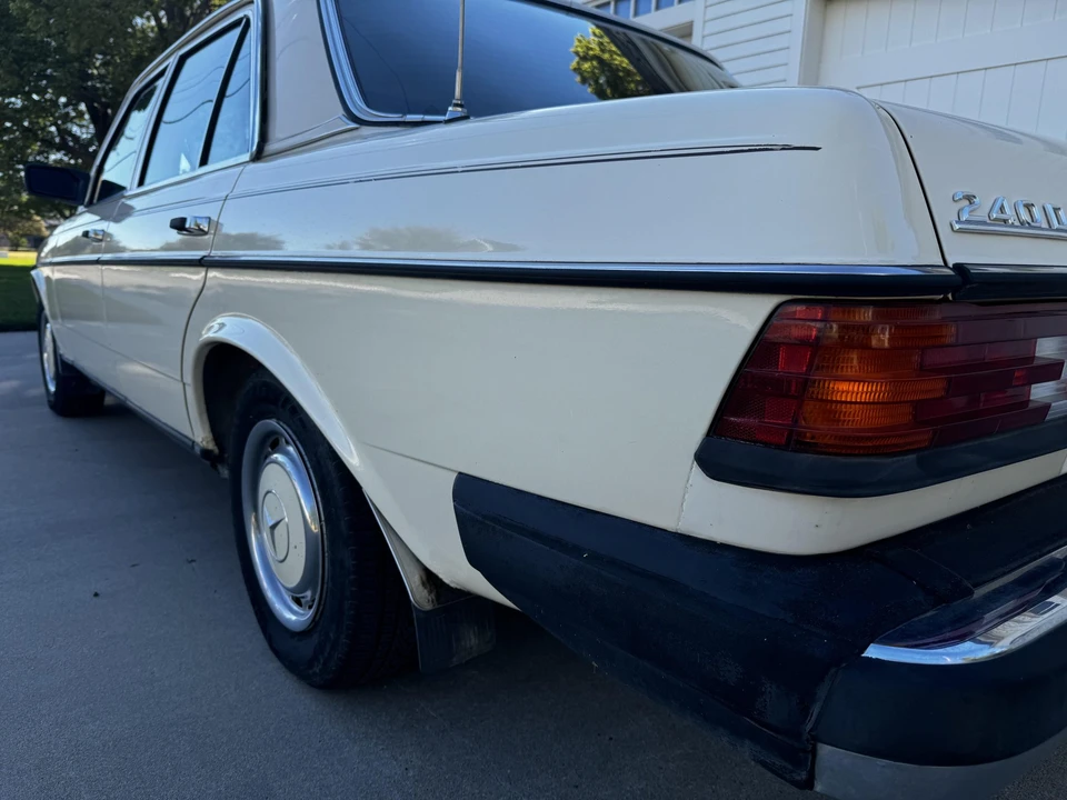 1981 Mercedes-Benz W123 Sedan - Image 22 of 31