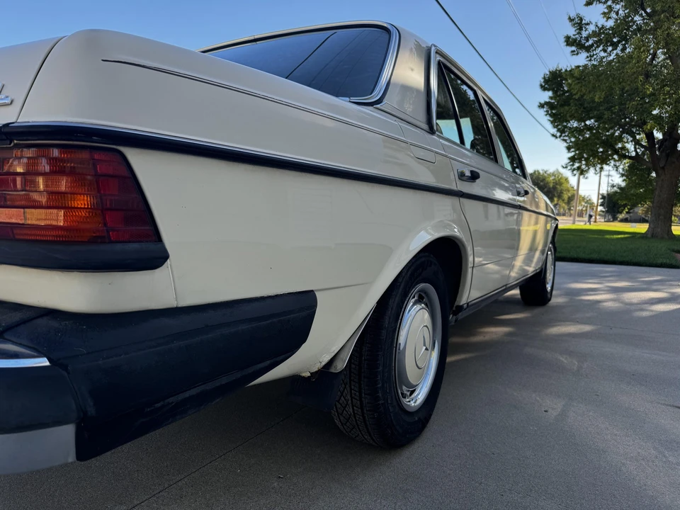 1981 Mercedes-Benz W123 Sedan - Image 26 of 31