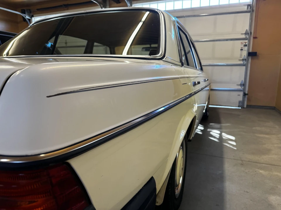 1981 Mercedes-Benz W123 Sedan - Image 27 of 31
